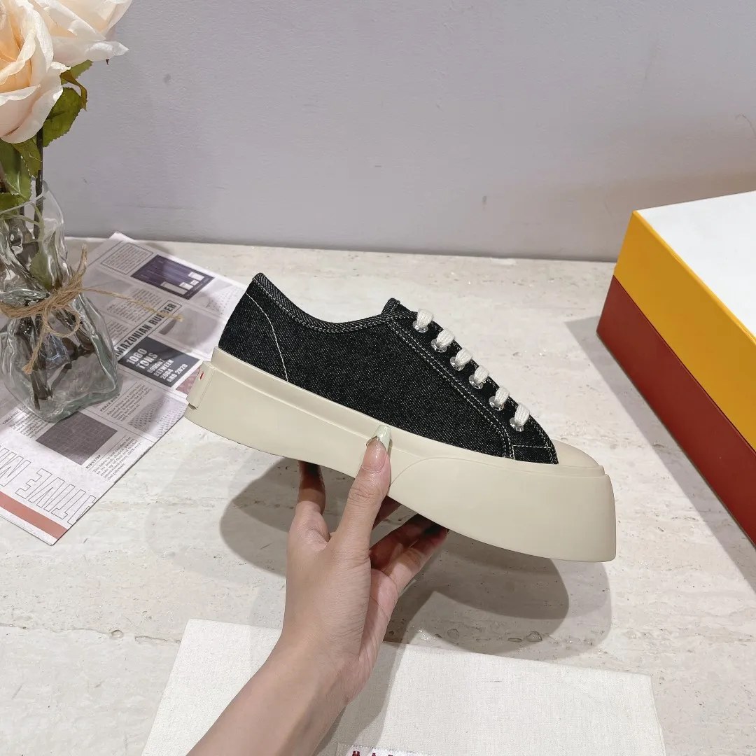 👟👟Ex-factory price 480👟👟Marni classic Mona fat-toe thick-soled shoes [Rose] Latest colorful double-cover packaging [Rose] Mainly recommended single product Cute and cute one, cute and fashionable taste, very good-looking on the feet ❗ Tired of regular white shoes, a pair of these thick-soled big-toe shoes can satisfy daily wear and full of street style. ————————- Upper: cowhide lining: crystal sheepskin. Outsole: The correct version of the outsole! The color is beige, not completely white. The bottom is 5cm thick. Number of yards: 35-39 (34.40 yards are custom-made and cannot be returned or exchanged)